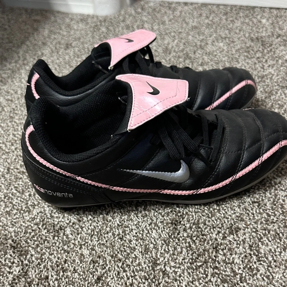 Nike Noventa Kids Black Sneakers with Pink Accents 3Y
